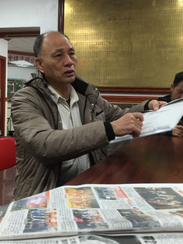 曾明铮21日拿着资料求助福建同乡会法律咨询。(侨报记者苏夏竹摄)