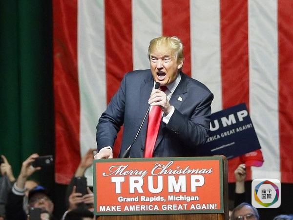 新华网北京12月22日电美国共和党总统竞选人唐纳德·特朗普21日现身全国广播公司访谈节目，要求民主党总统竞选人希拉里·克林顿就先前指控他是极端组织“最佳招募师”的言论道歉。