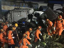 深圳山体滑坡事故救援：挖出第一具遇难者遗体