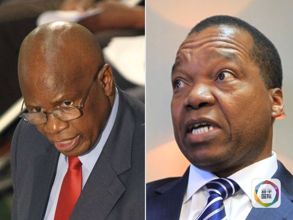 　　财政部长齐纳马萨（左）和储备银行行长曼古蒂亚。