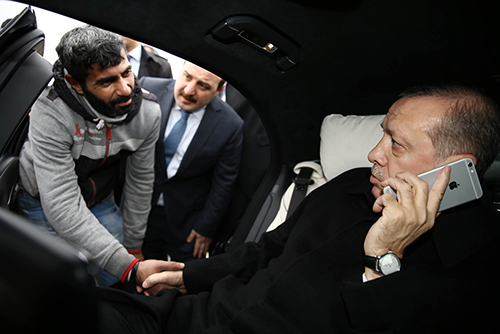 土总统“救人”疑提前安排 民众指“作秀”挽声望