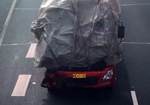 开上高速的蒙面大货车