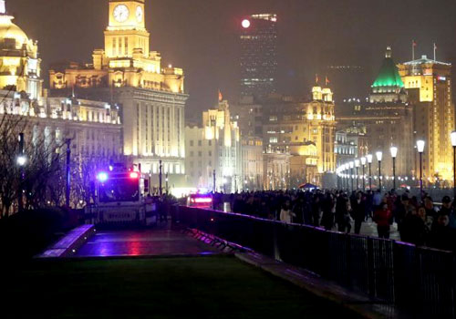 上海外滩取消跨年迎新 竖起铁马应对人流