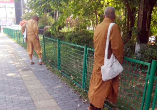 两名和尚大白天在马路边小便
