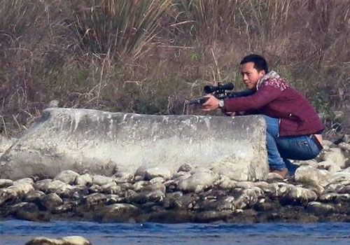 四川：两男子持枪疯狂打鸟