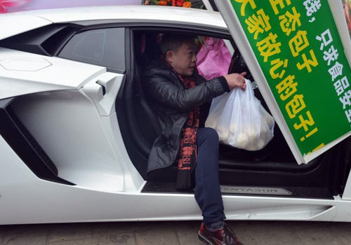 成都老板用兰博基尼送包子