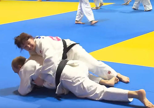 普京视察柔道队 被一倔姑娘撂倒两次