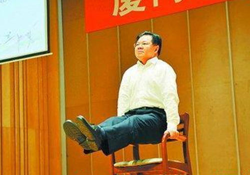 61岁校长示范“直臂撑双杠”25秒
