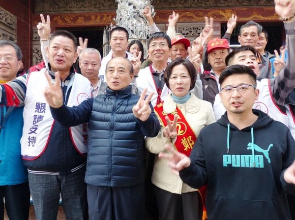 台“立法院长”王金平（左二）今天下午陪同“立委”候选人郑汝芬（右二）至彰化县溪湖镇扫街拜票。图片来源：台湾《联合报》记者凌筠婷／摄影
