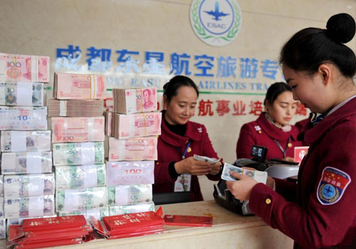 成都一学校用百万现金做“红包”派给学生