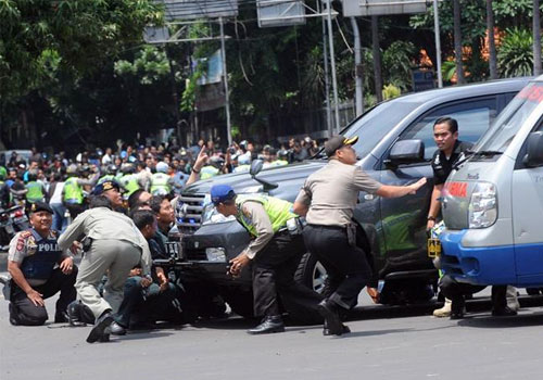 印尼首都发生多起爆炸 警方同武装分子交火