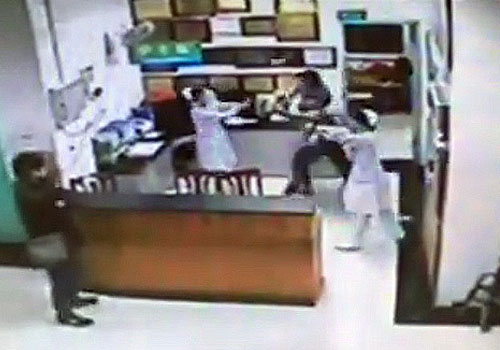 广东一公务员殴打医生护士现场