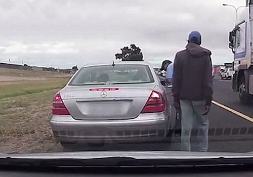 南非：枪手背后偷袭交警全程