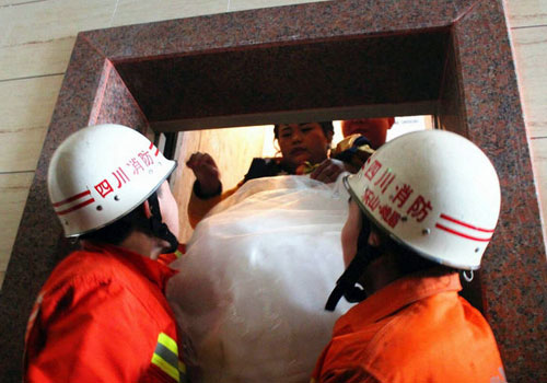 婚礼在即电梯故障 新郎新娘12人被困