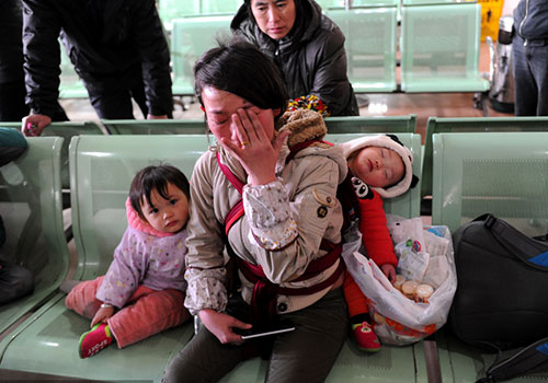 广西妈妈带俩娃买车票 1500元血汗钱被骗光