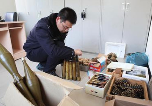 军械“发烧友”家藏大量炮弹被查获