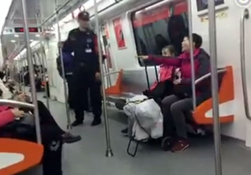 杭州地铁现"咆哮女" 称我就是没道德