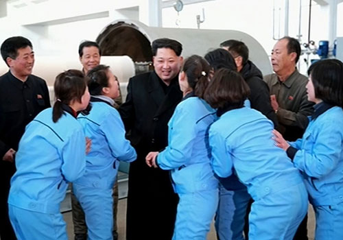 金正恩视察平壤金正淑纺织厂 赞国产书包喜笑颜开