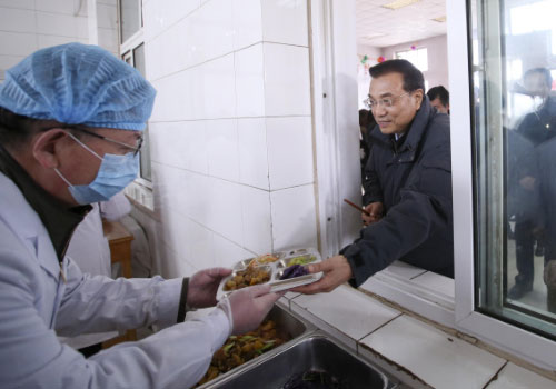 李克强在饭堂排队打饭