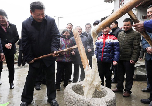 习近平和村民一起打糍粑