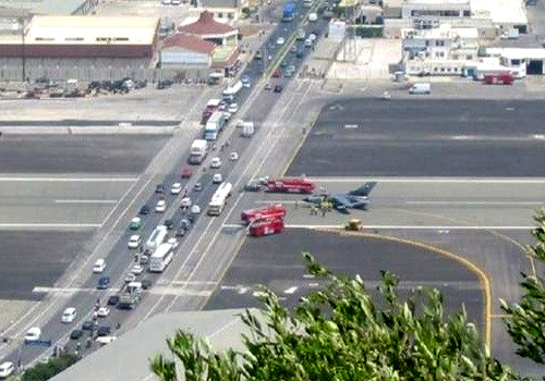 这是一条穿越市区的机场跑道