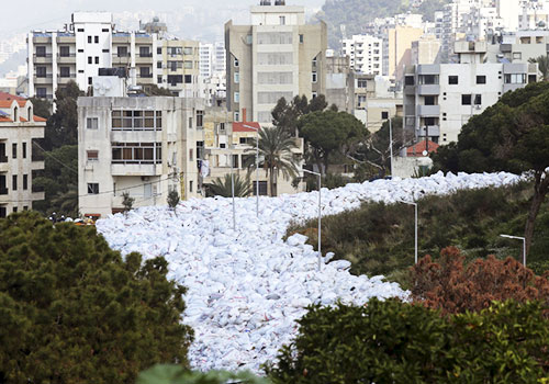 黎巴嫩垃圾危机持续 垃圾袋“巨流”堆满街道