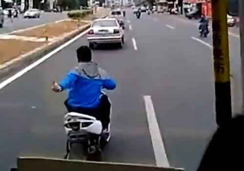 少年街头骑车秀特技逼停公交