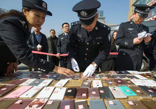 太原警方破获手机扒窃案 现场发还民众手机