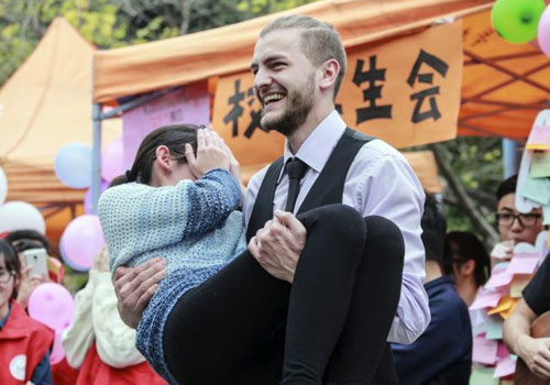 广州女大学生“竞拍男生”欢乐女生节