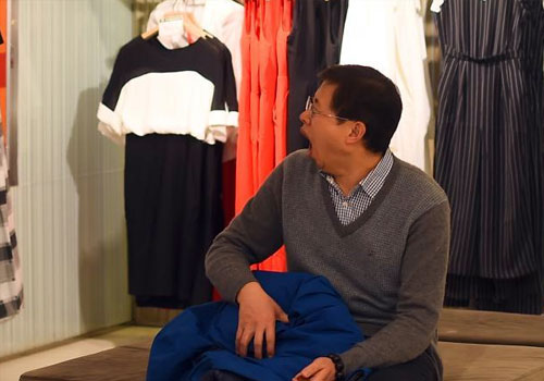 女性购物忙 男士打盹犯困