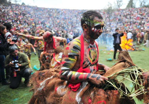 云南彝族民众举行“阿细祭火节”祈求风调雨顺