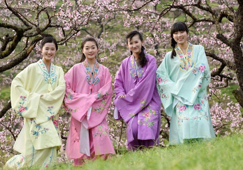 浙江女大学生着古装相约桃花节