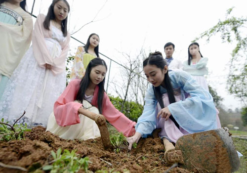 湖南大学生开学首堂实践课 学生着汉服种草药