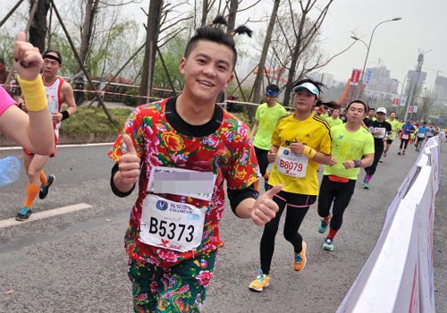重庆国际马拉松赛选手的奇装异服