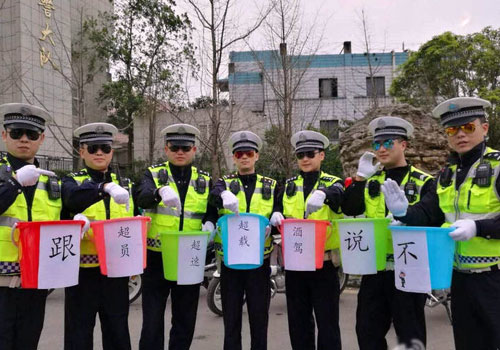 交警晒“水桶腰”画面