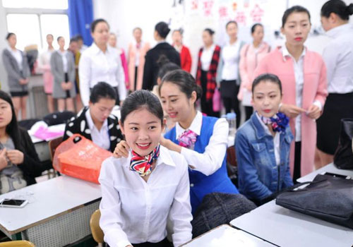 大学生竞聘空乘 外语特长应聘者“受宠”