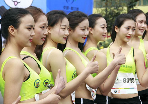 成都双遗马拉松开跑