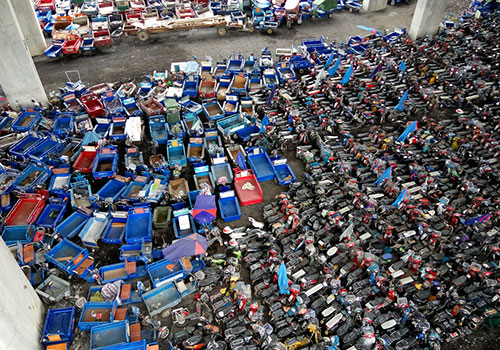 深圳扣车场：车辆堆积场面壮观