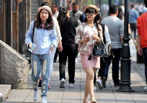 福州气温逼近30度 美女轻装出行