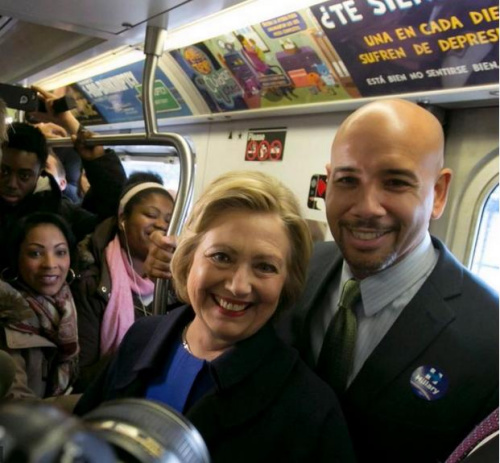 希拉里大打亲民牌在纽约乘地铁与乘客合影（图）