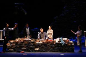 小城故事多：观李六乙话剧有感