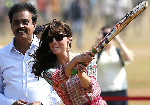 凯特王妃踩高跟踢足球打板球也是拼