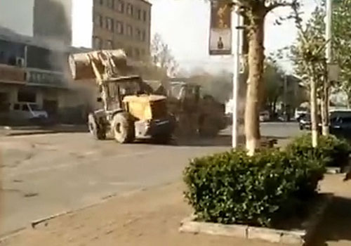 河北：铲车当街决斗混战画面