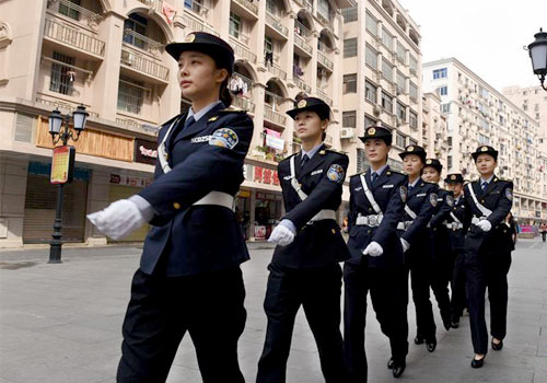 图片故事：步行街上的女子执法中队