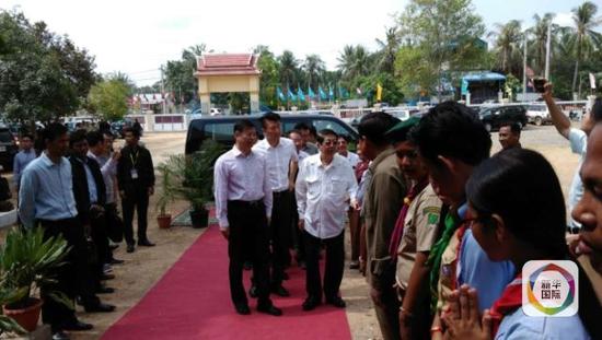 4月9日，柬埔寨副首相索安陪同中联部部长宋涛，赴茶胶省基里隆县考察人民党基层党建工作。