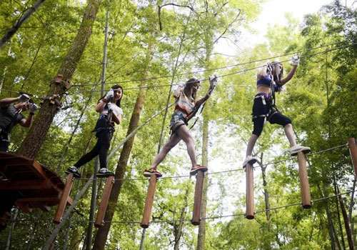 长沙美女健身教练丛林高空障碍物中“漫步”