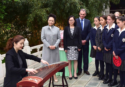彭丽媛会见澳大利亚育文武女子学校师生