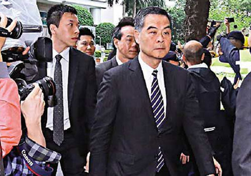 黄毓民掷玻璃水杯案 梁振英出庭作证