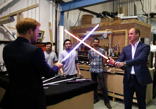 威廉哈里访问《星战》片场 哥俩“拔刀相向”