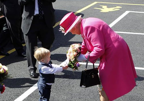 英女王参加庆祝皇家邮政服务500年纪念活动